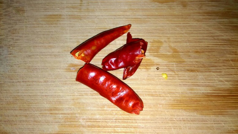 凉拌苦瓜,<a style='color:red;display:inline-block;' href='/shicai/ 86464'>干红辣椒</a>切小段