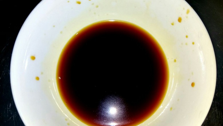 凉拌苦瓜,小碗中放入两勺<a style='color:red;display:inline-block;' href='/shicai/ 788'>生抽</a>，一勺醋，一勺<a style='color:red;display:inline-block;' href='/shicai/ 10588'>糖</a>，一点点盐，调匀