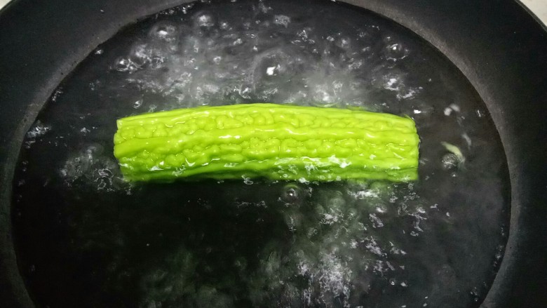 苦瓜酿香蕉,锅中放入水，水开后放入苦瓜焯水1分钟。
