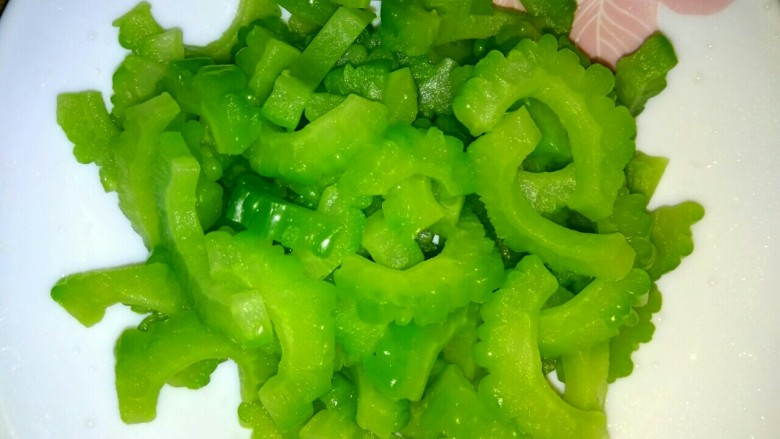 凉拌苦瓜,捞出,控干水份,放入盘中