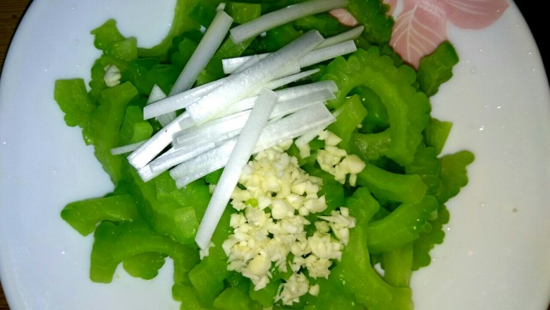凉拌苦瓜,把蒜末葱丝放到苦瓜上