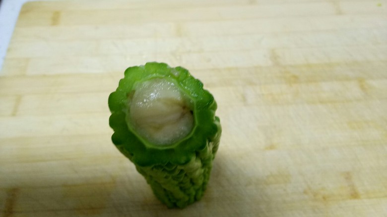 苦瓜酿香蕉,捞出塞进香蕉。