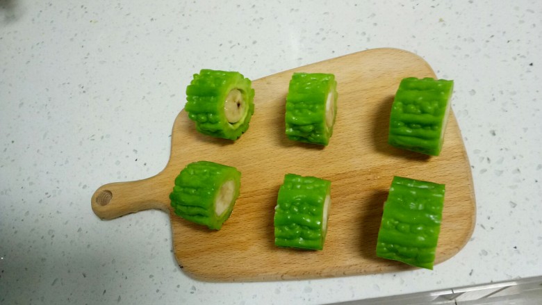 苦瓜酿香蕉,均匀切段。