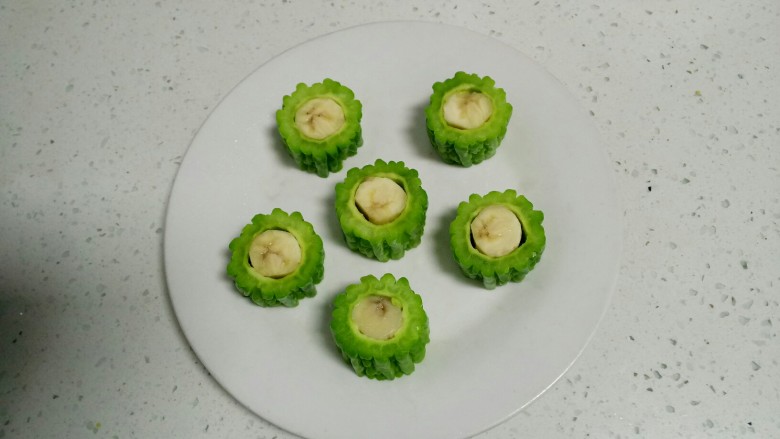 苦瓜酿香蕉,摆入盘中。