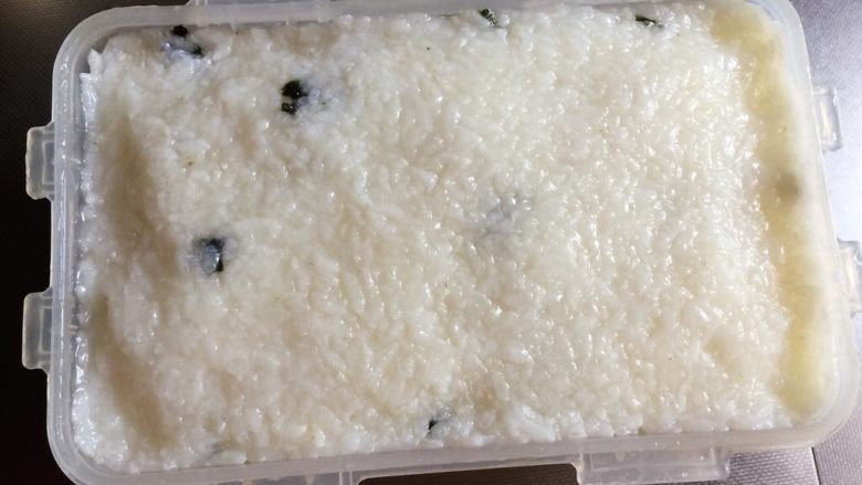 粢饭糕——满满童年回忆的上海老点心,把米饭倒入,压紧实