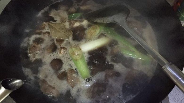 红烧豆腐果炖排骨,放莫过排骨的开水,大火烧开,转小火炖煮10分钟