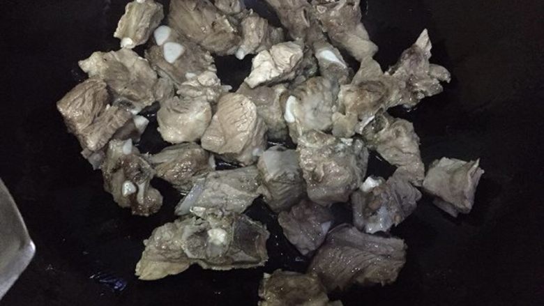 红烧豆腐果炖排骨,油锅烧热,放入沥干的排骨翻炒爆香,放<a style='color:red;display:inline-block;' href='/shicai/ 718'>料酒</a>翻炒去腥