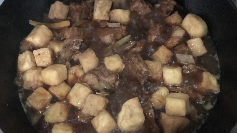 红烧豆腐果炖排骨,翻拌均匀,继续炖煮30分钟左右至熟烂,放适量的盐调味,大火收汁即可。