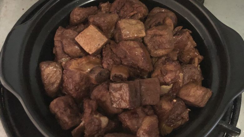 红烧豆腐果炖排骨,或砂锅烧热,放入煮好的排骨,继续炖煮5分钟即可!(冬天特别推荐)