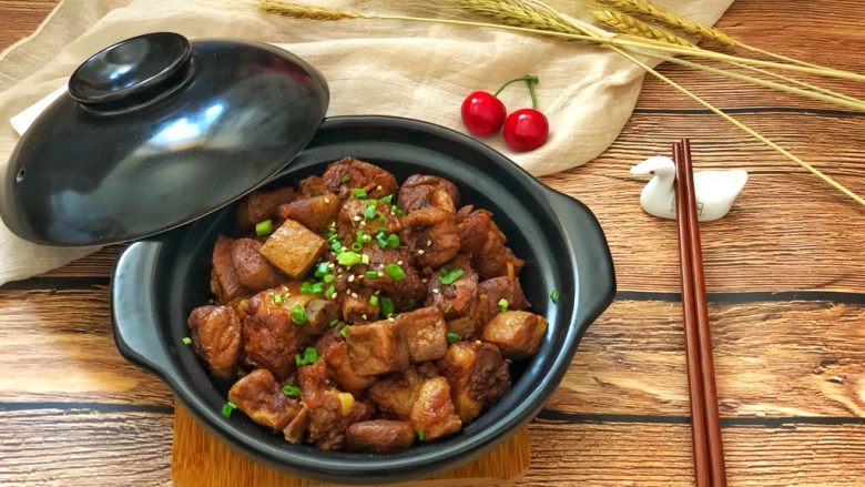 红烧豆腐果炖排骨,豆腐果吸收了排骨的精华,小心烫哦!