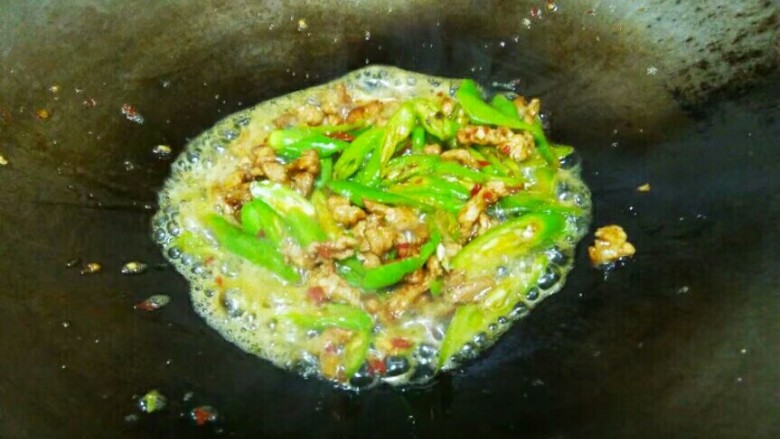 双椒肉丝炒饭,炒至青椒半熟