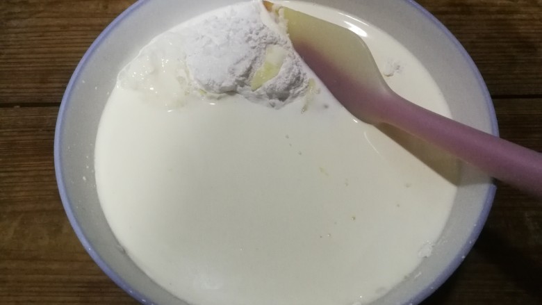 炫彩奶黄冰皮月饼,加入<a style='color:red;display:inline-block;' href='/shicai/ 219'>牛奶</a>,搅拌均匀至无干粉颗粒