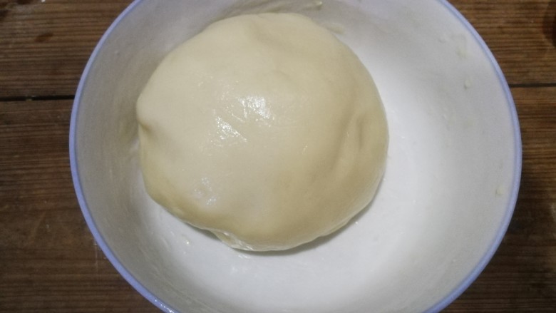 炫彩奶黄冰皮月饼,蒸熟的面糊稍微放凉后,戴上防粘pvc手套将面糊揉匀成团,暂时不用要盖保鲜膜或者装入保鲜袋,以防表面变干