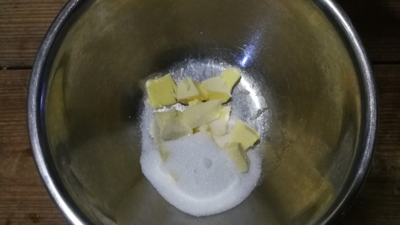 炫彩奶黄冰皮月饼,接下来我们来做奶黄馅,软化后的无盐黄油加入糖粉,用电动打蛋器搅打至蓬松状