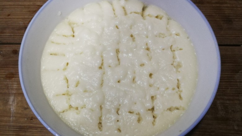 炫彩奶黄冰皮月饼,煮沸一锅水,然后将搅拌好的面糊碗放在锅中,盖上锅盖,大火蒸制25分钟,蒸制过程中注意不要让水蒸气滴入面糊碗中,蒸熟后取出用筷子划几下散热