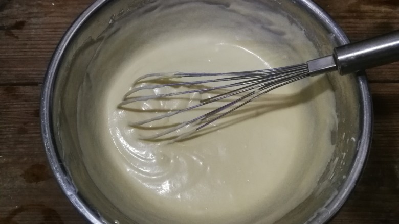 炫彩奶黄冰皮月饼,用手动打蛋器搅拌均匀即可,燃气灶烧开一锅水,然后将做好的奶黄糊放入沸水锅中隔水大火蒸10分钟,取出搅拌均匀后继续蒸5分钟,再打开锅盖一边蒸一边搅拌,直至奶黄馅变干抱成团