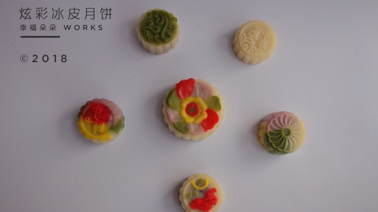 炫彩奶黄冰皮月饼,大大小小的月饼都很好看吧~压好后的冰皮月饼包裹保鲜膜放入冰箱冷藏4小时后食用口感更佳哦~