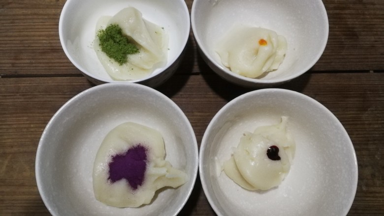 炫彩奶黄冰皮月饼,步骤7做好的面团分出四块小面团,分别加入1g抹茶粉、1g<a style='color:red;display:inline-block;' href='/shicai/ 10124'>紫薯粉</a>、1滴红色食用色素和1滴黄色食用色素