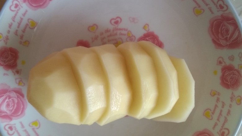 土豆秋葵蛋卷,切块,入锅蒸15分钟