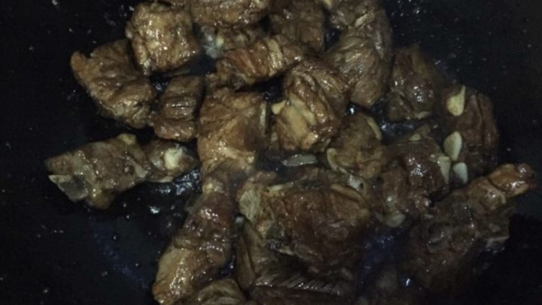 红烧豆腐果炖排骨,爆香,翻炒均匀
