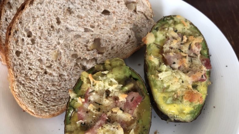 焗牛油果brunch,出炉后撒一些研磨的黑胡椒