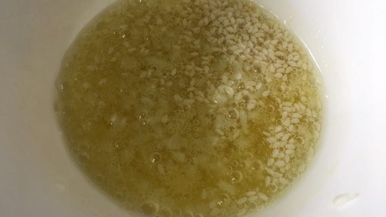 胡萝卜拌鸡蛋豆腐干,油热后捞出花椒,将热油浇入蒜末芝麻碗里