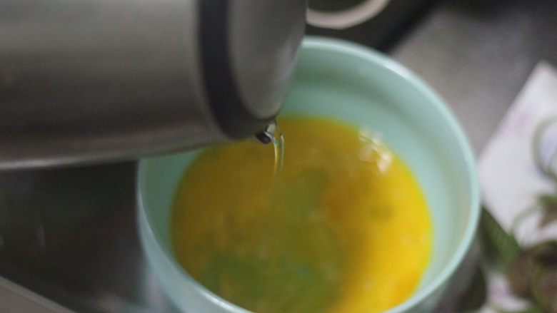 香椿的三种吃法,两个鸡蛋打散加50ml清水搅拌均匀