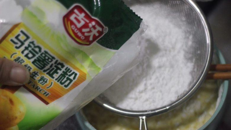 香椿的三种吃法,再筛入马铃薯粉40g