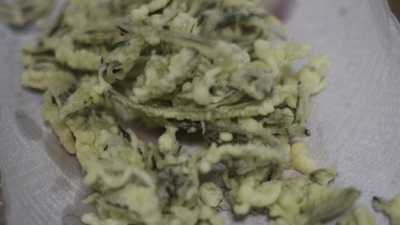 香椿的三种吃法,炸好的香椿鱼还是用吸油纸吸干净多余的油