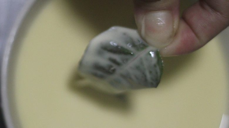 香椿的三种吃法,看到面糊能挂在香椿上就可以啦