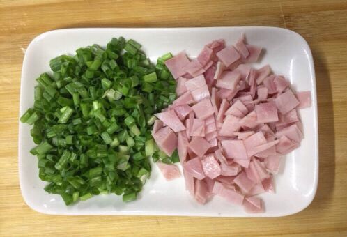 缤纷沙拉夹心肉松面包,火腿片切小块,香葱切葱花