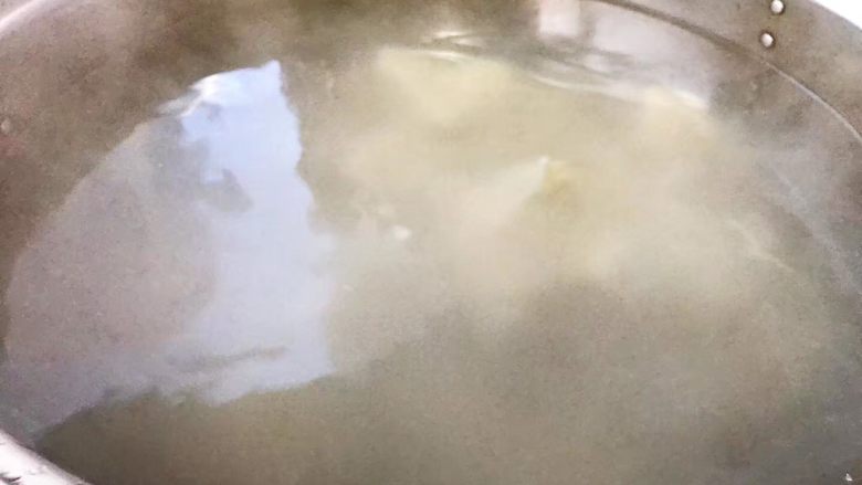 圆葱鲜肉大水饺,锅中烧开水撒少许盐(这样下好的水饺不碎也不粘锅)依次放入水饺大火煮开锅倒入适量生水再次烧开水沸腾饺子就煮好了