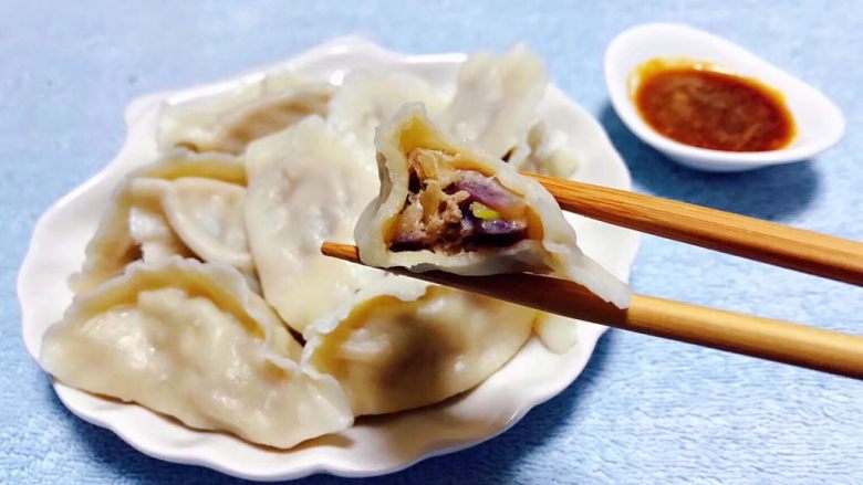 圆葱鲜肉大水饺,圆葱熟后味道非常甜美加入肉的香嫩唇齿留香回味无穷