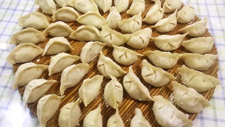 圆葱鲜肉大水饺,水饺依次包好摆的好整齐噢