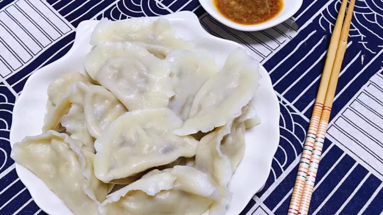 圆葱鲜肉大水饺,煮好的水饺装入盘中可以调个蒜泥更加有味道