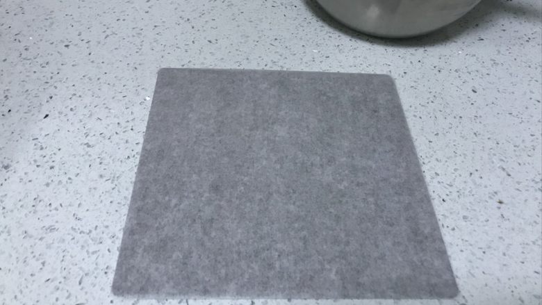 棋格慕斯蛋糕,模具底片,用油纸包上,这样脱模之后好移动。