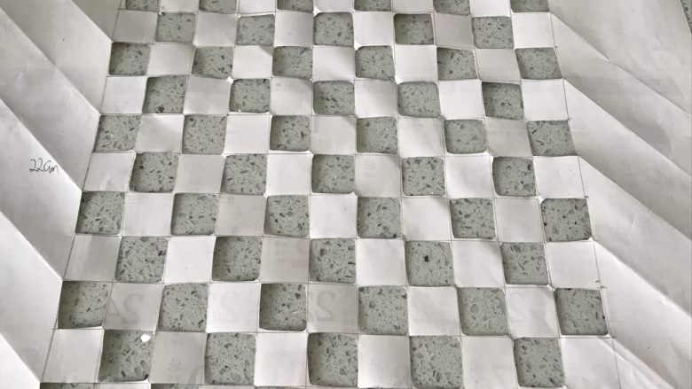 棋格慕斯蛋糕,找一张白纸,最好硬一点的,画好一个边长22厘米的正方形,再分成121个边长为2厘米的小正方形,每隔一个剪一个孔,注意要剪内圈,否则会断。