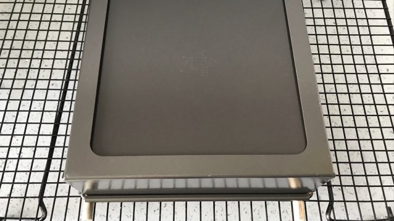 棋格慕斯蛋糕,出炉大力震出热气,马上倒扣在晾网上,凉透之后脱模。
