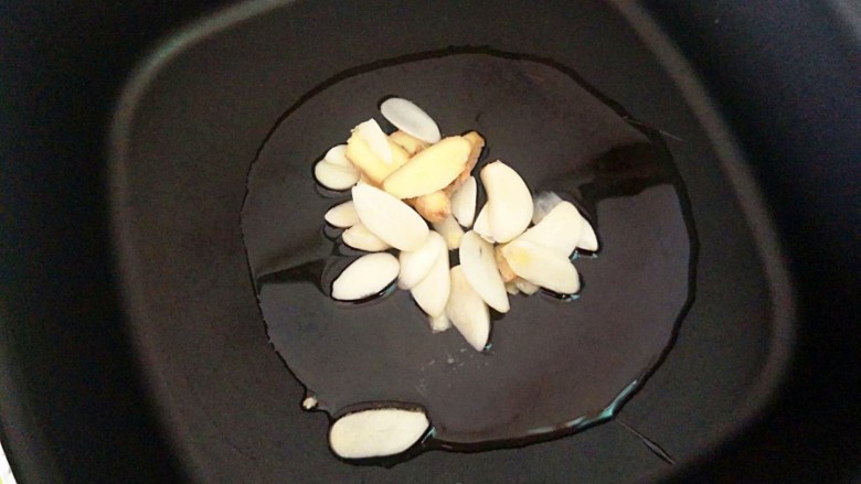 爆炒肥肠~抓一抓,洗一洗做出鲜香肥肠,热锅凉油,下蒜片,姜片小火煸香