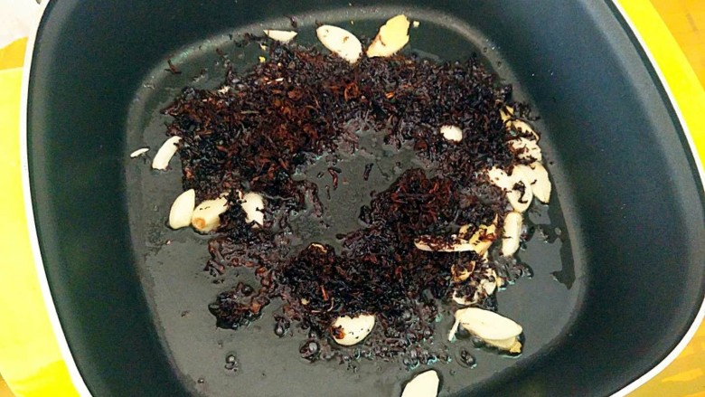 爆炒肥肠~抓一抓,洗一洗做出鲜香肥肠,加入泡开的<a style='color:red;display:inline-block;' href='/shicai/ 707'>梅干菜</a>炒香