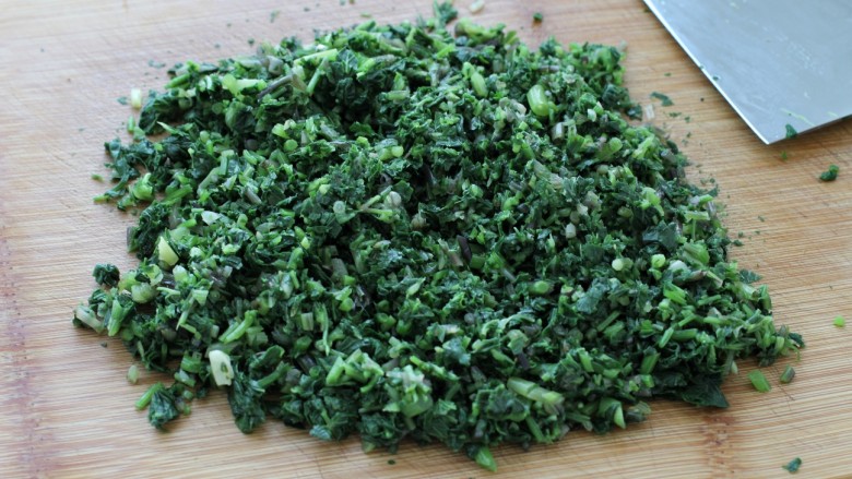 猪肉山芹馅蒸饺,捞出后过凉水,挤干水分剁碎
