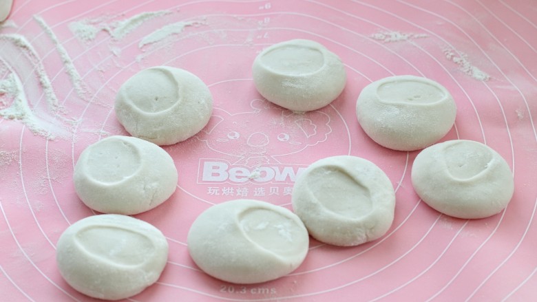 猪肉山芹馅蒸饺,将面团揉匀分割成小剂子,再用手掌按扁
