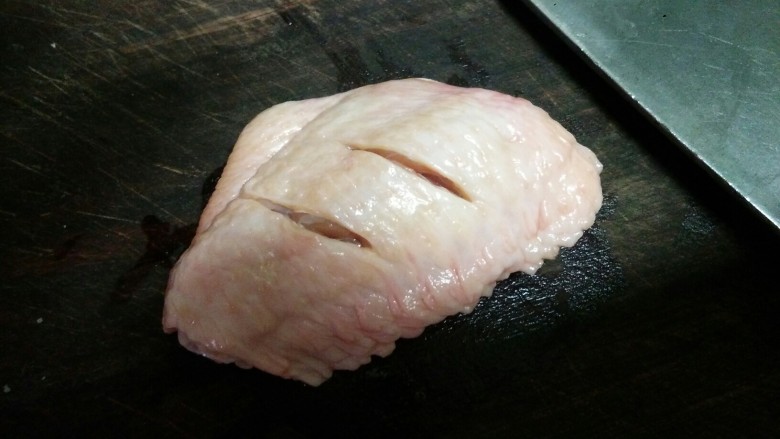 薯片鸡翅,用刀划口方便入味