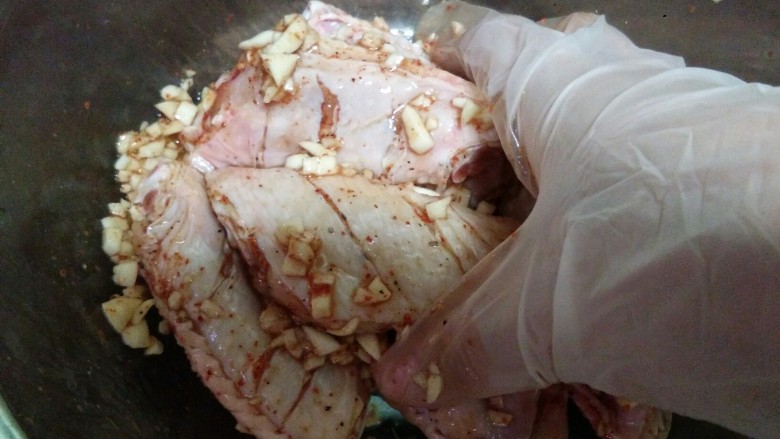 薯片鸡翅,用手抓匀