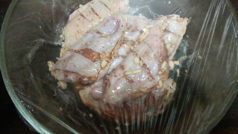 薯片鸡翅,包上保鲜膜冷藏一晚腌制入味