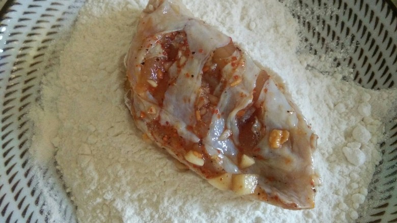 薯片鸡翅,鸡翅先裹面粉