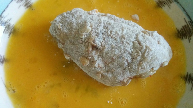 薯片鸡翅,接着是蛋液