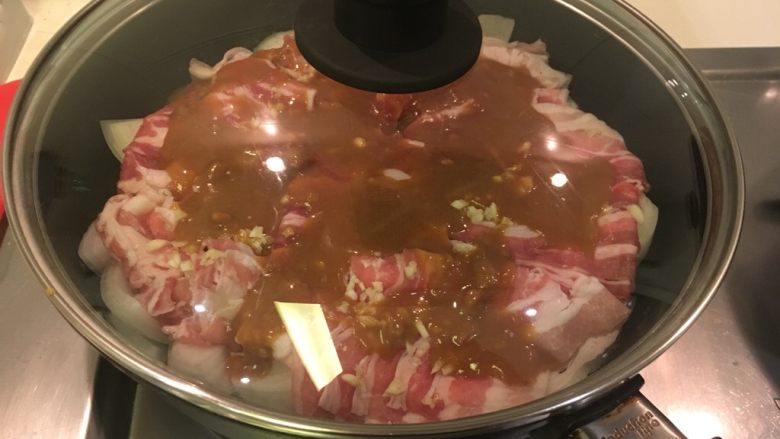 味增炖五花1234,锅盖盖上开火,比中火大一点的火力,焖煮8~10分钟到五花肉片变色