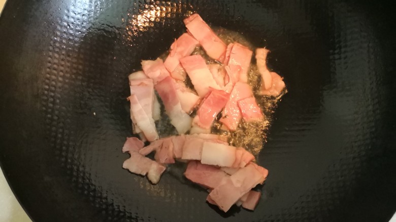 芦笋炒培根,加入培根翻炒，炒出香味。