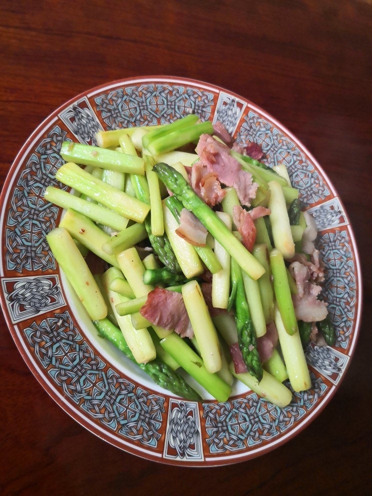 芦笋炒培根,出锅装盘。就这么简单的美味！